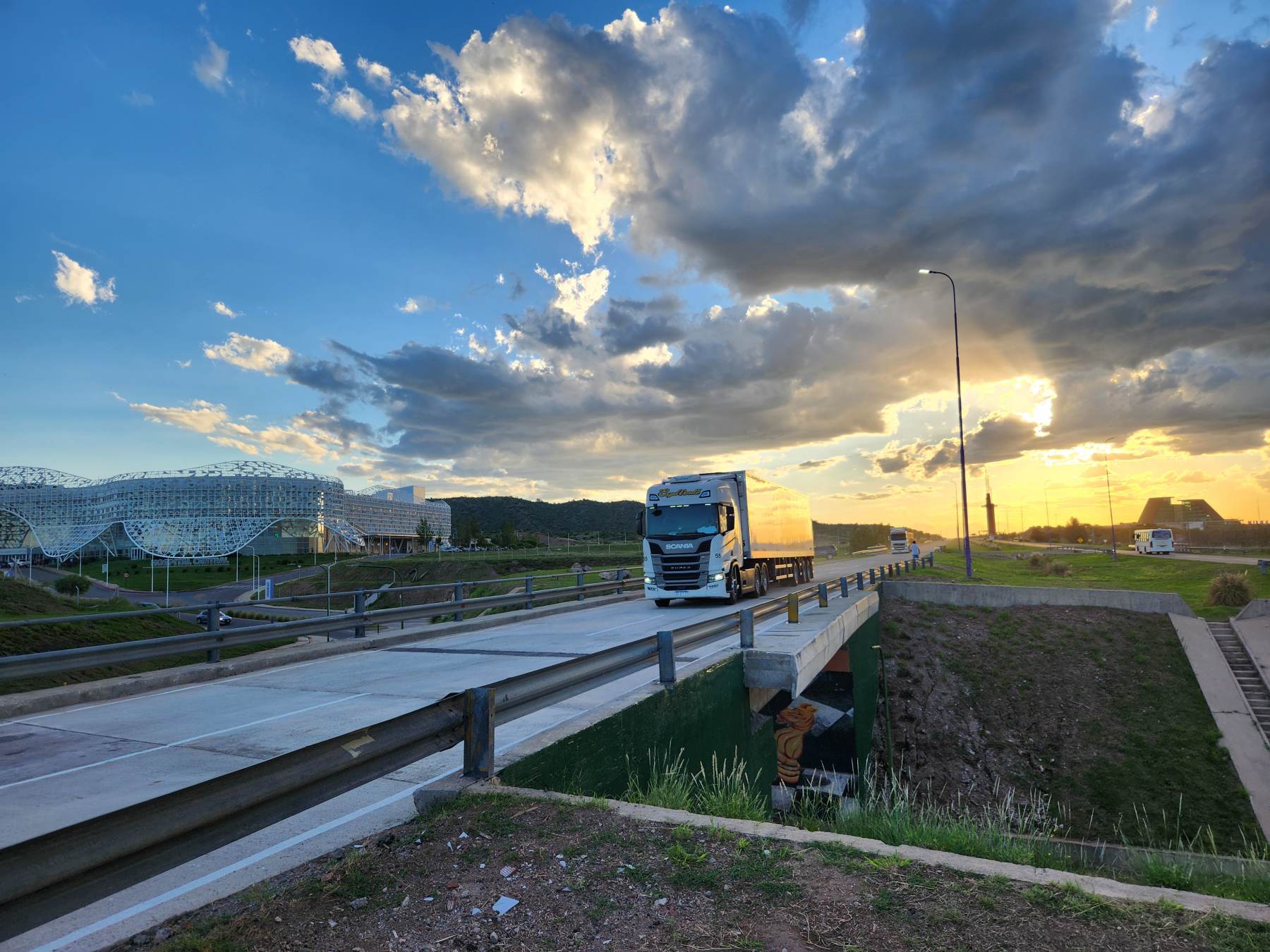 Puente sobre Ruta N° 7 al atardecer